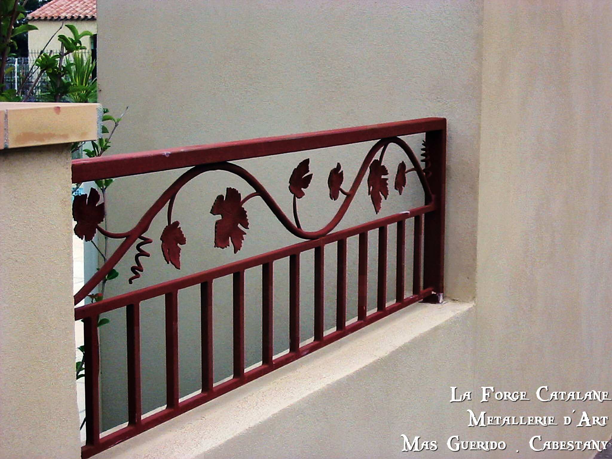 garde corps  frise feuilles de vignes soubassement barreaudage droit forge catalane.jpg